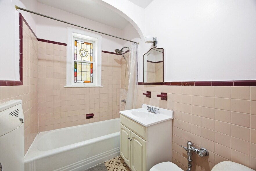 More Photos Of 7861 75th St, Glendale Multifamily For Sale