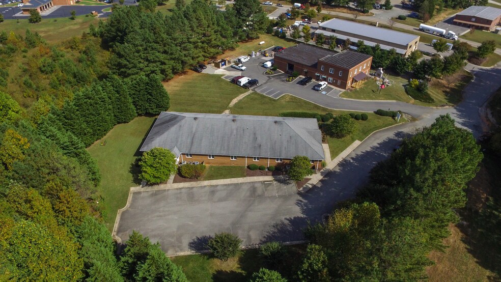 More Photos Of 2442 New Dorset Cir, Powhatan Office For Lease