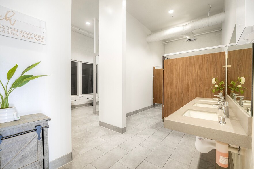 More Photos Of 1523 S Coast Hwy, Oceanside Freestanding For Sale