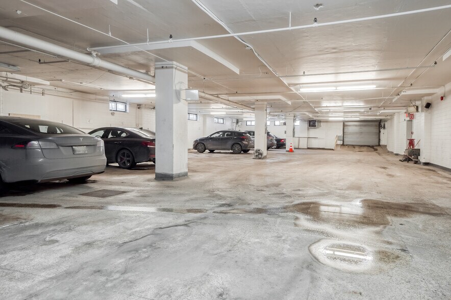 More Photos Of 4360 Ch de la Côte-de-Liesse, Mt Royal Showroom For Lease