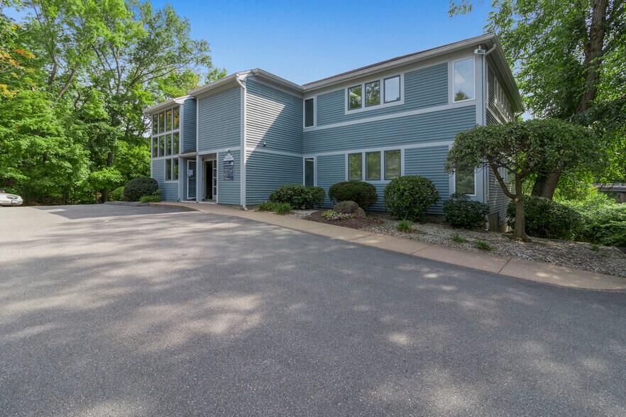 More Photos Of 155 Sycamore St, Glastonbury Office For Lease