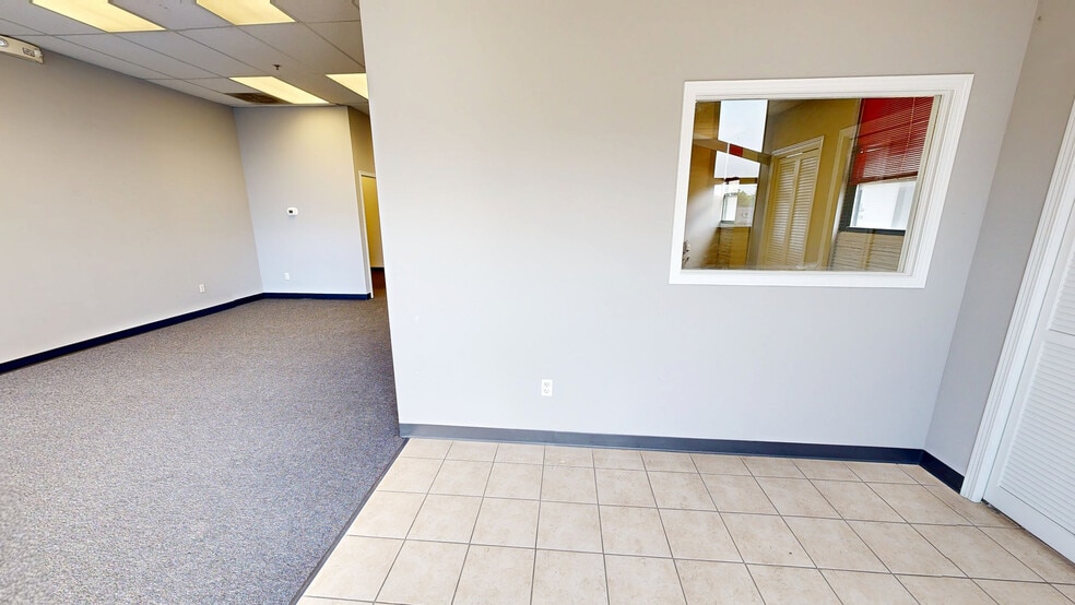 More Photos Of 920 Cedar Ave, St Charles Light Distribution For Lease