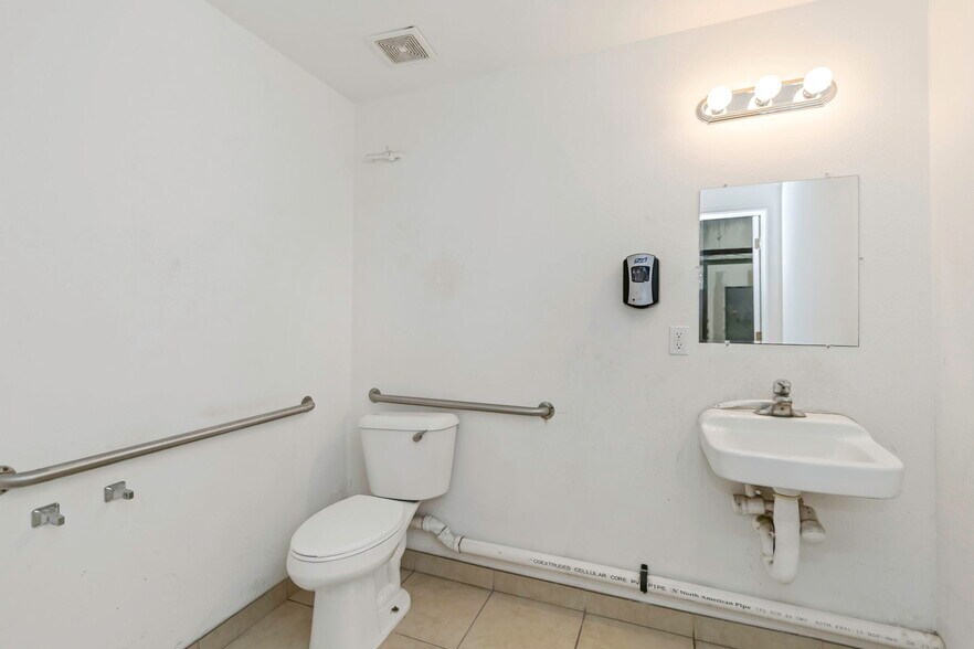 More Photos Of 16547 US Highway 19, Hudson Showroom For Lease