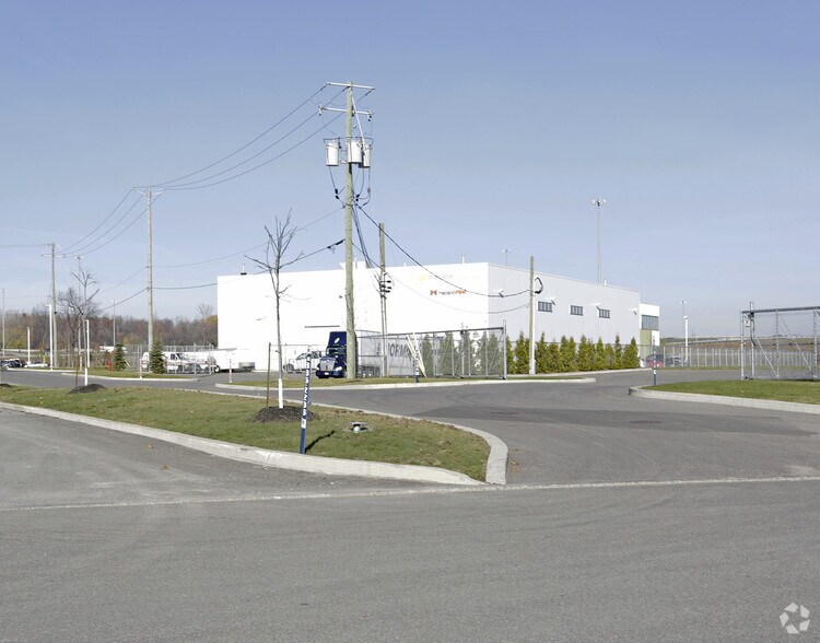 More Photos Of 1570 Rue Nationale, Terrebonne Service For Sale