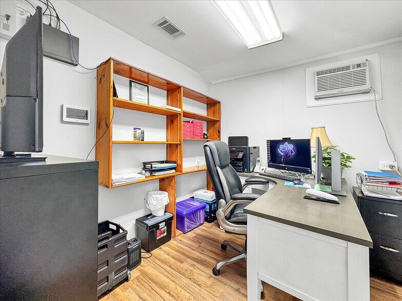 More Photos Of 1007 W Wright St, Pensacola Specialty For Sale