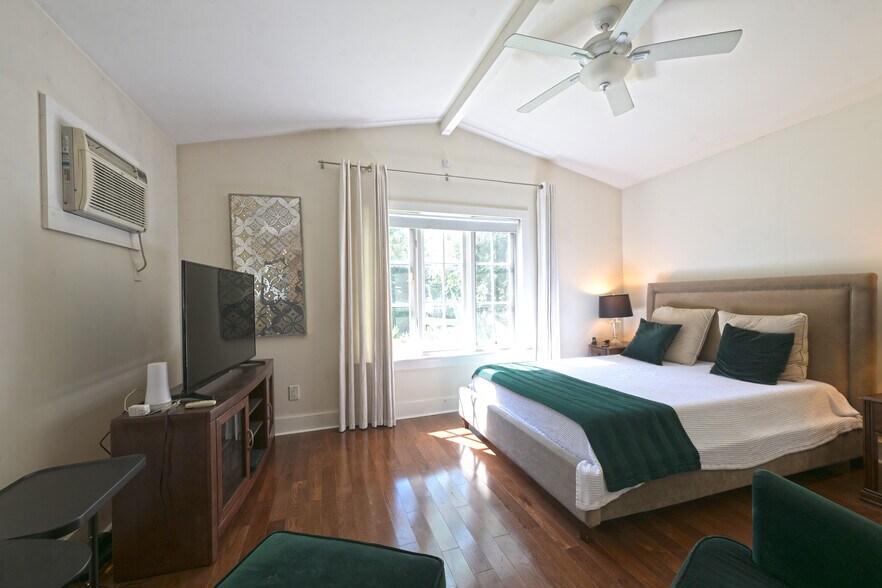 More Photos Of 2592 N Beachwood Dr, Los Angeles Multifamily For Sale