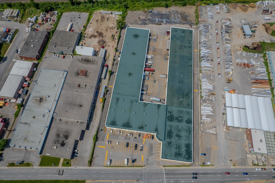 More Photos Of 7527-7583 Boul Henri-Bourassa E, Montréal Flex For Lease