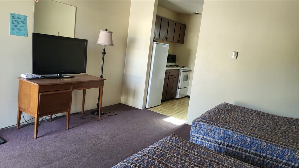 More Photos Of 5305 S Access Rd, Chetwynd Hotel For Sale