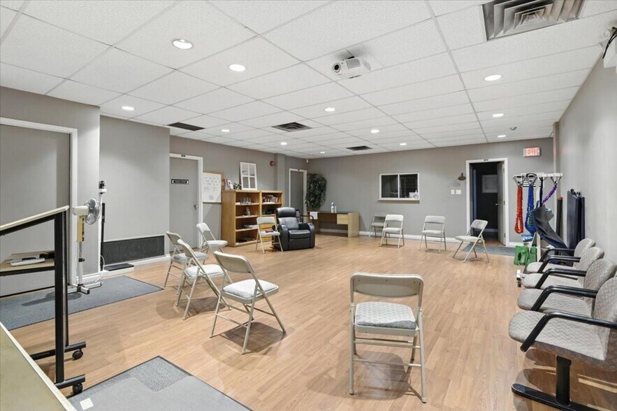 More Photos Of 372 King St, Oshawa Medical For Lease