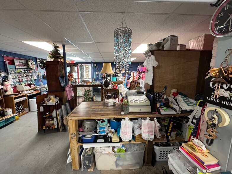 More Photos Of 706 N Perry St, Palestine General Retail For Sale