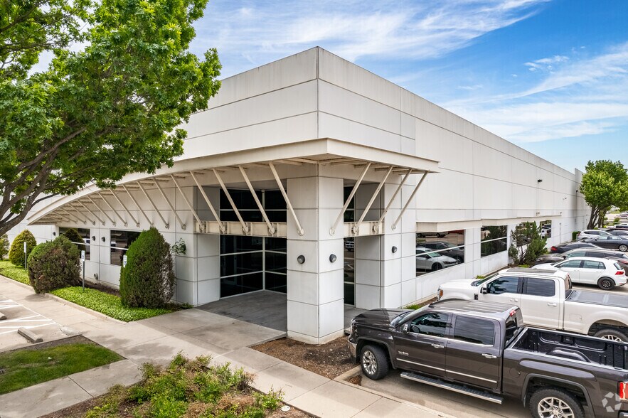 More Photos Of 801 Klein Rd, Plano Warehouse For Lease