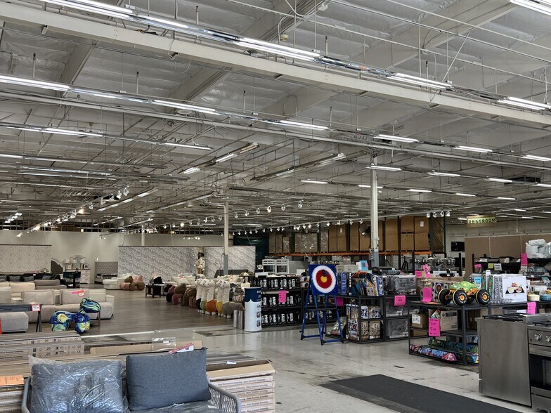 More Photos Of 2707-2735 S Towne Ave, Pomona Unknown For Lease