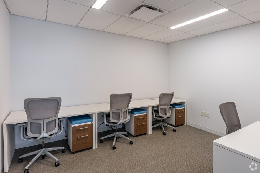 More Photos Of 125 Park Ave, New York Coworking Space