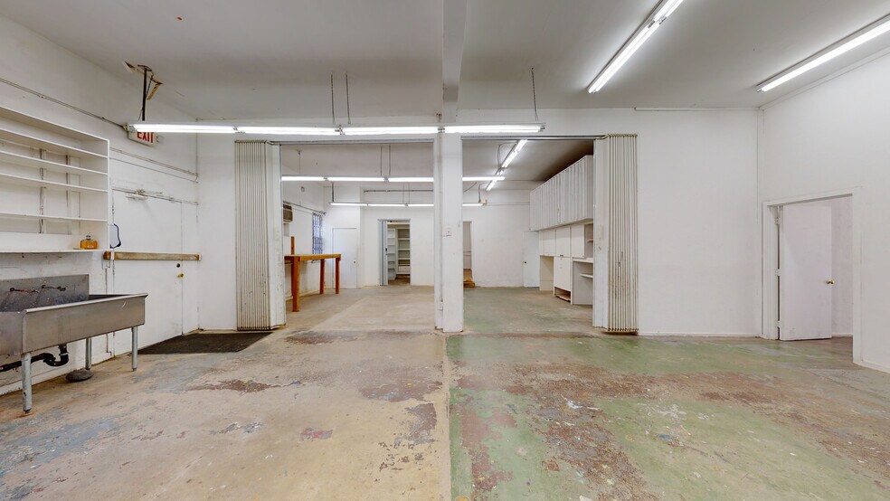 More Photos Of 13031 Montana Ave, Los Angeles Freestanding For Lease