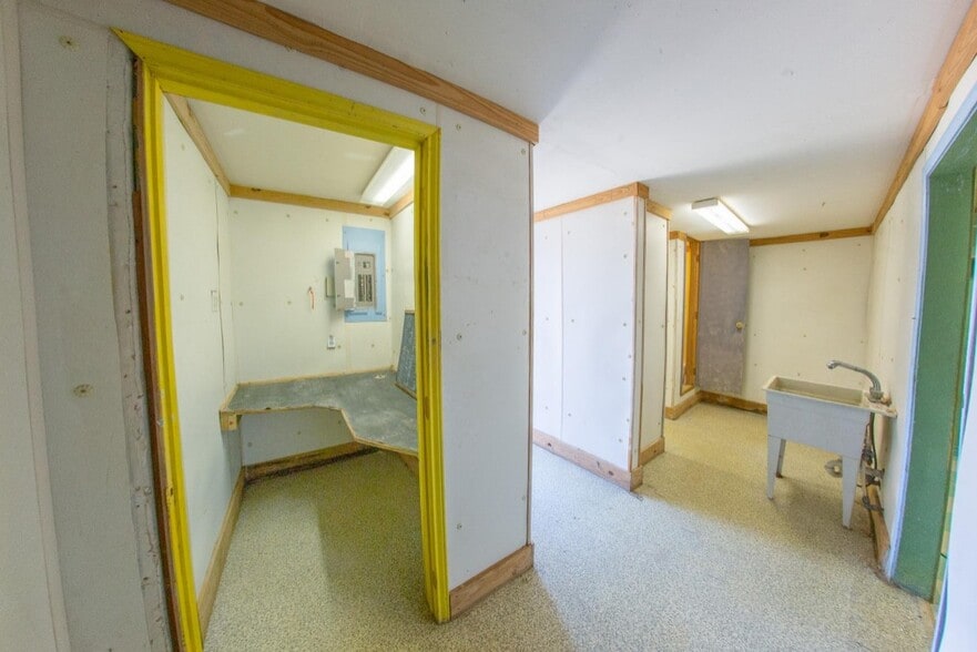 More Photos Of 1222 Main St, Commerce General Retail For Sale