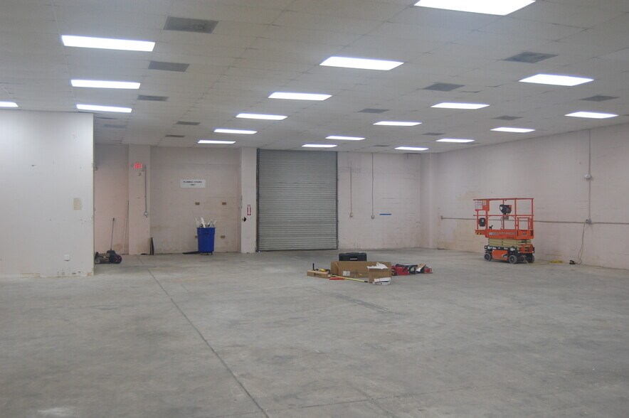 More Photos Of 1031-1048 Miller Dr, Altamonte Springs Manufacturing For Lease