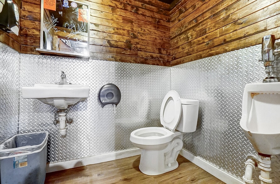 More Photos Of 3475 Mechanicsburg Rd, Springfield Bar For Sale