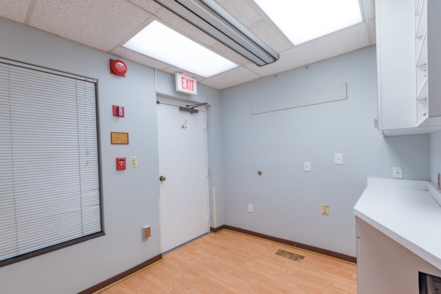 More Photos Of 7960-7990 Old Georgetown Rd, Bethesda Medical For Lease