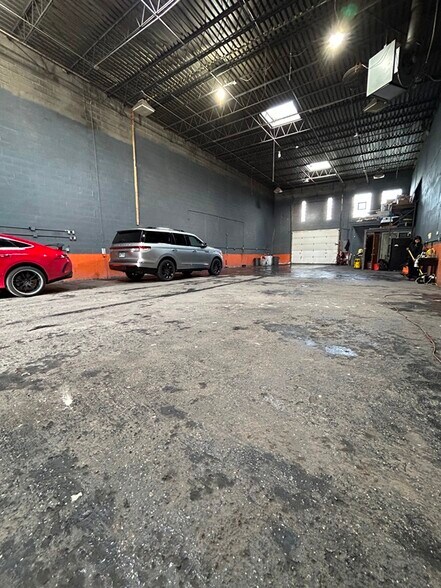 More Photos Of 2416 W Barry Ave, Chicago Warehouse For Lease