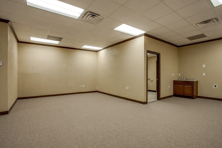More Photos Of 3260 Southern Dr, Garland Medical For Lease