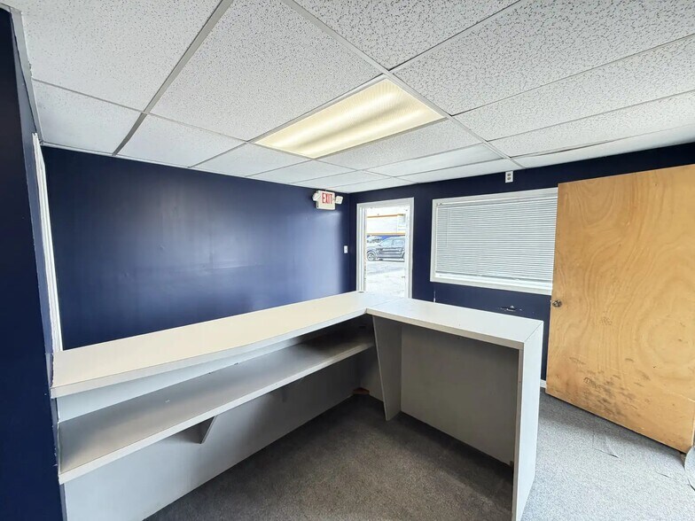 More Photos Of 1427 Cedar St, Clarksville Auto Repair For Lease