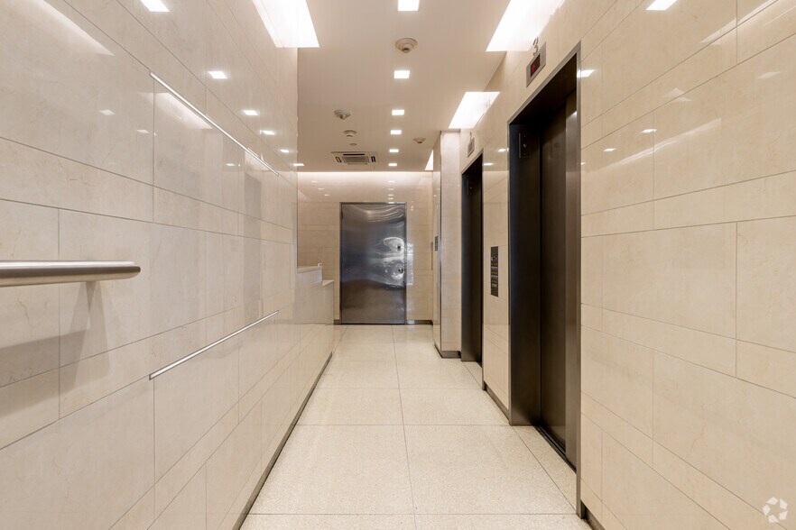 More Photos Of 35 W 45th St, New York Office For Lease