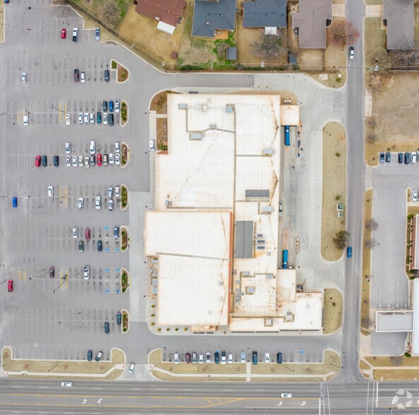 More Photos Of 9515 N May Ave, Oklahoma City General Retail For Lease