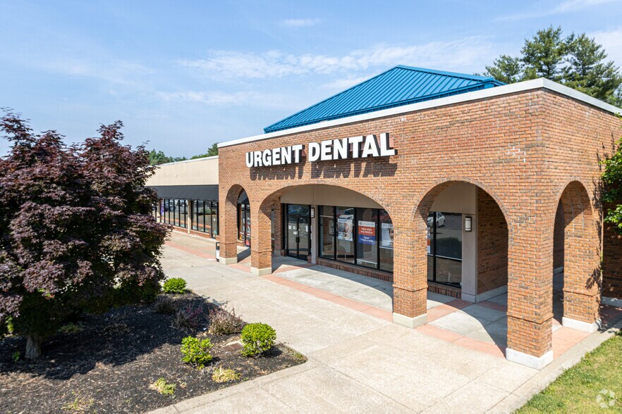 More Photos Of 2100 S Hurstbourne Pky, Louisville Unknown For Lease