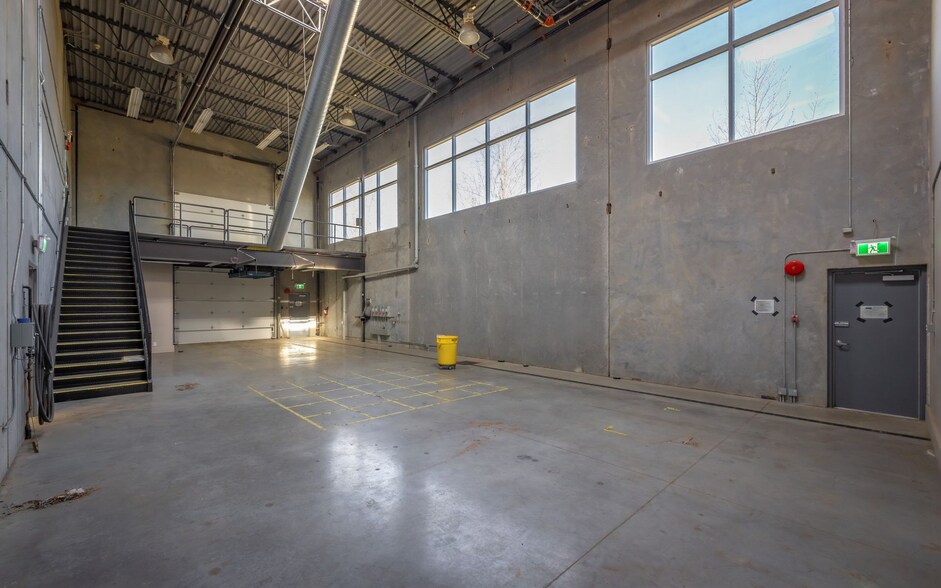 More Photos Of 5465 Production Blvd, Surrey Service For Lease