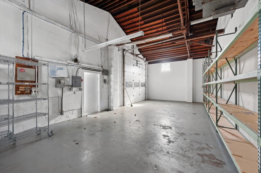 More Photos Of 9 Railroad Ave, East Hampton General Retail For Lease