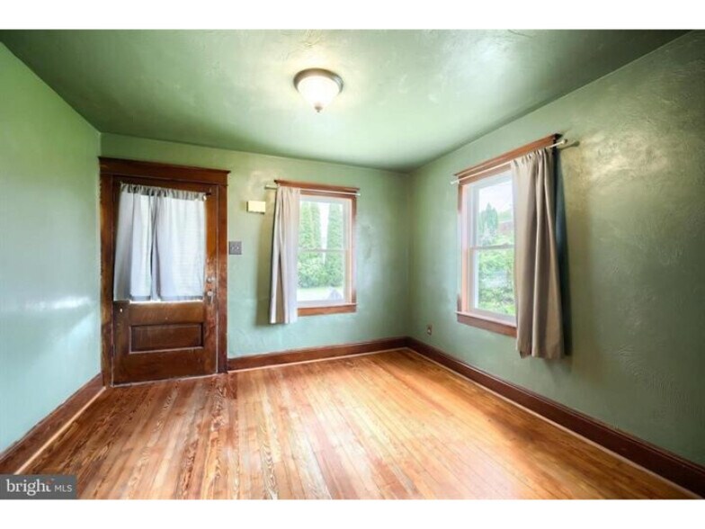 More Photos Of 2151 Maple Rd, York Flex For Sale