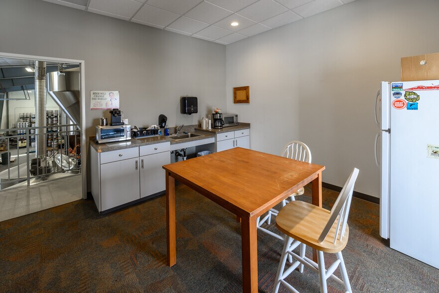 More Photos Of 275 W Barclay Dr, Sisters Distribution For Sale