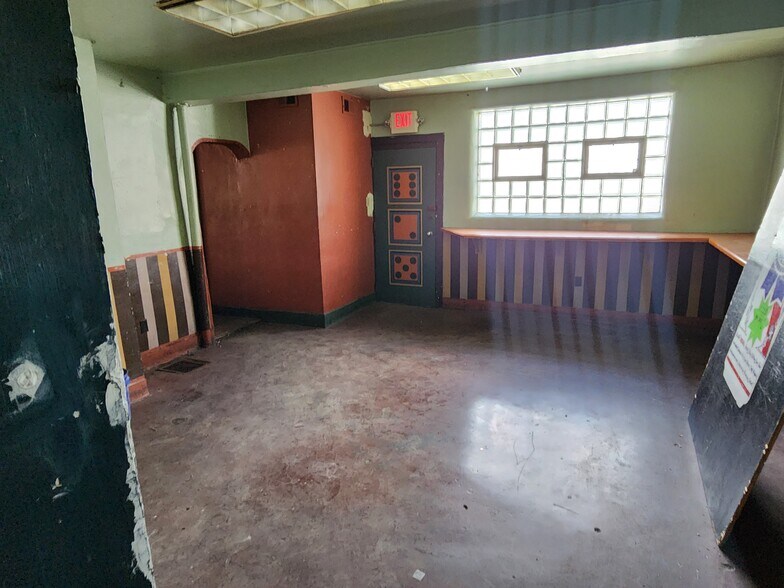 More Photos Of 1600 Bingham St, Pittsburgh Bar For Sale