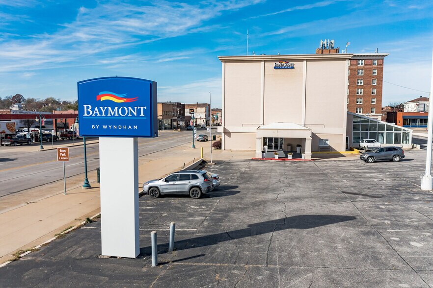 More Photos Of 325 Main St, Keokuk Hotel For Sale