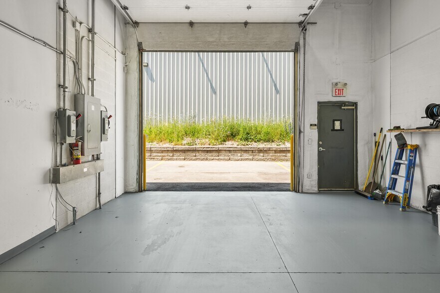 More Photos Of 353-359 Saunders Rd, Barrie Light Distribution For Sale