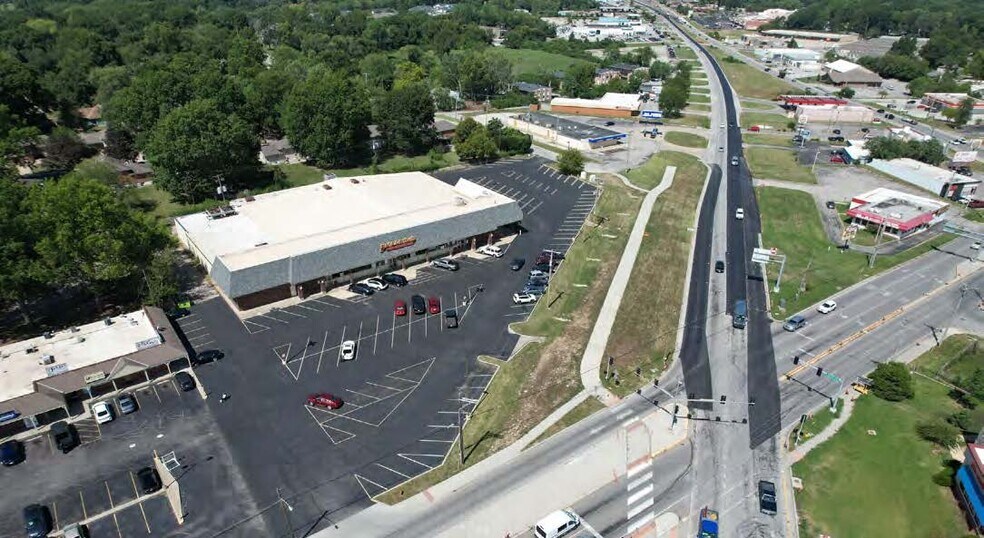 More Photos Of 7506 Raytown Rd, Kansas City Storefront For Lease