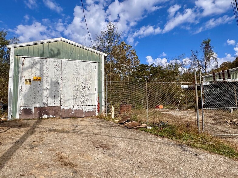 More Photos Of 10018 KY-1428, Martin Warehouse For Sale