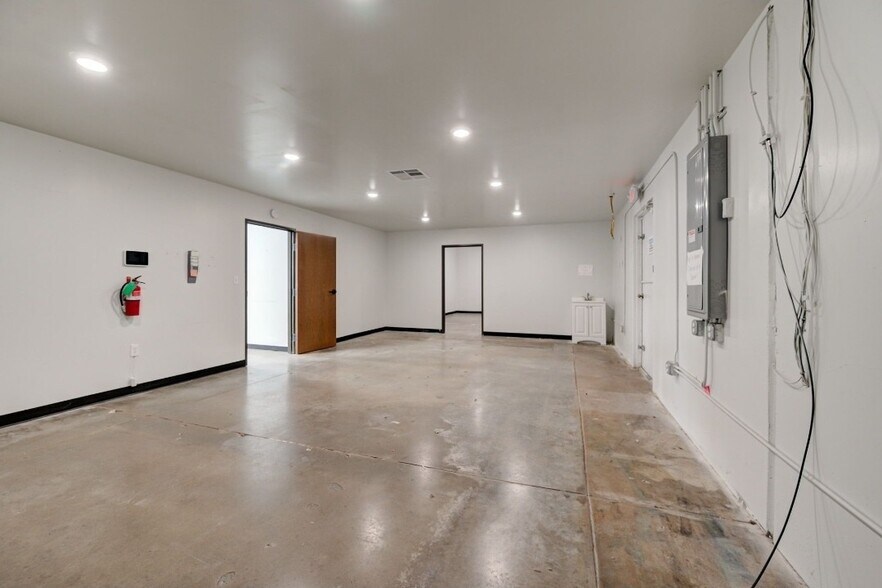 More Photos Of 6909 W Hefner Rd, Oklahoma City General Retail For Lease