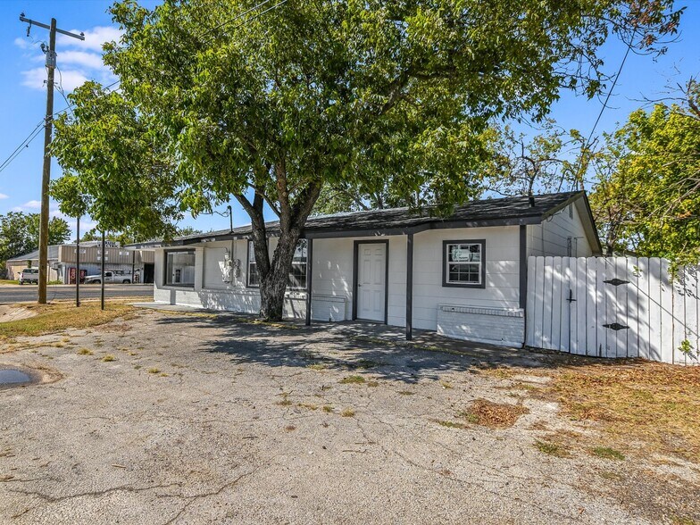 More Photos Of 900 W 2nd St, Taylor Office Residential For Sale