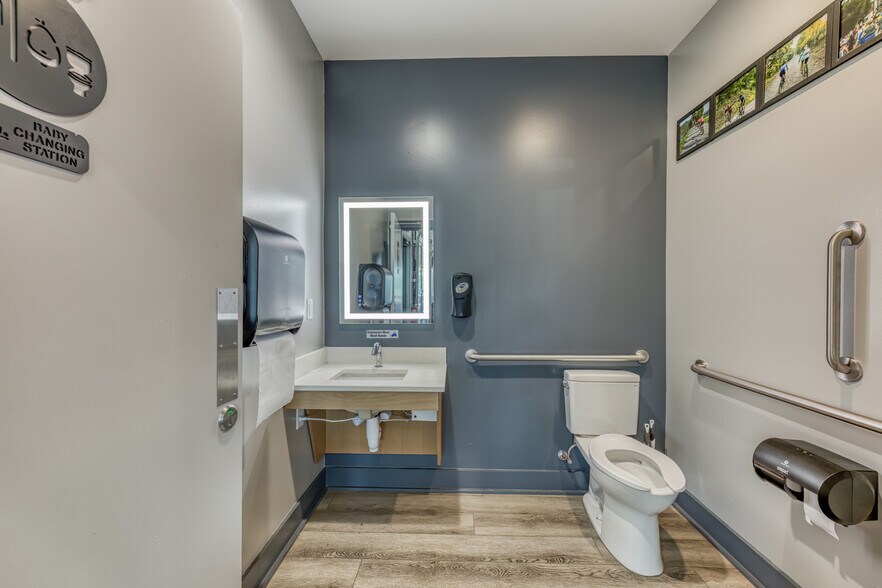 More Photos Of 640 E Maple St, Johnson City Bar For Sale