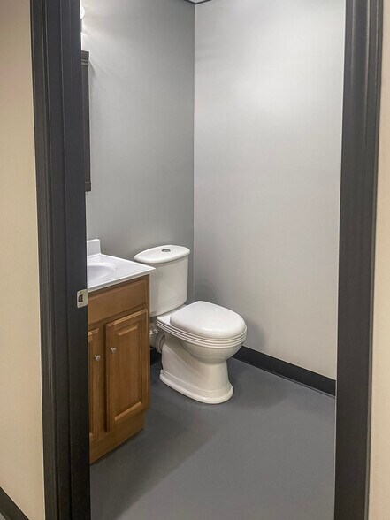 More Photos Of 419 Morgantown St, Kingwood Office For Sale