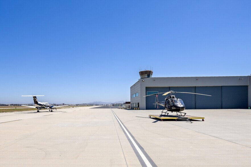 More Photos Of 800 Aviation Dr, Camarillo Airplane Hangar For Sale