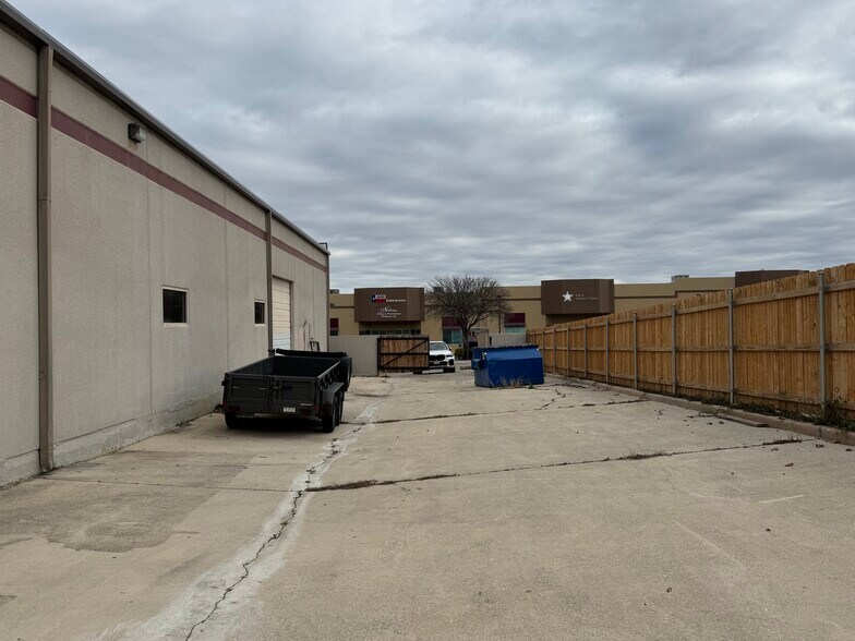 More Photos Of 16131 College Oak Dr, San Antonio Warehouse For Lease