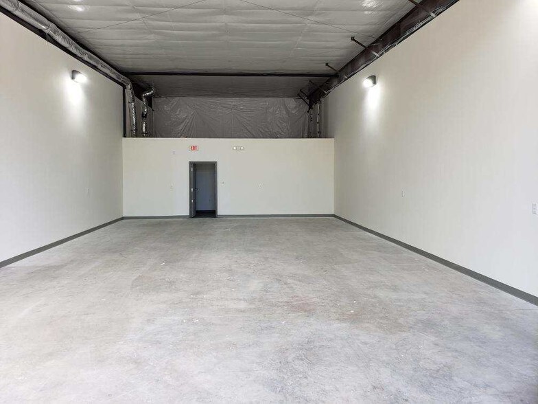More Photos Of 2011 Corporate Dr, Wilmington Showroom For Lease