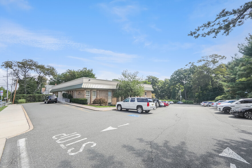 Primary Photo Of 385 S Maple Ave, Glen Rock Medical For Lease