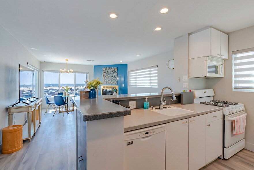 More Photos Of 2011 Ocean Front Walk, Venice Restaurant For Sale