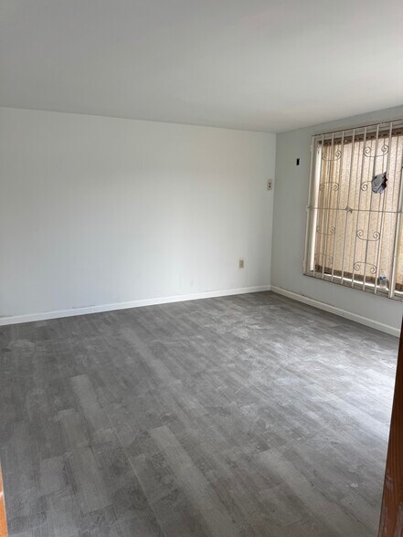 More Photos Of 1671 W 38th Pl, Hialeah Light Distribution For Sale