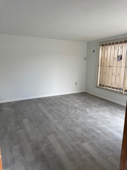 More Photos Of 1671 W 38th Pl, Hialeah Light Distribution For Sale