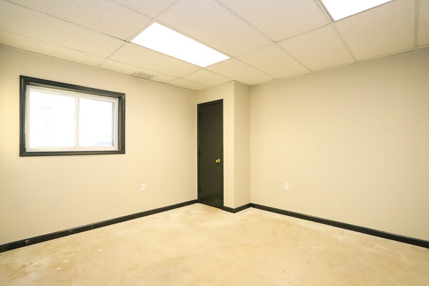 More Photos Of 1301 Fabricon Blvd, Jeffersonville Light Manufacturing For Lease