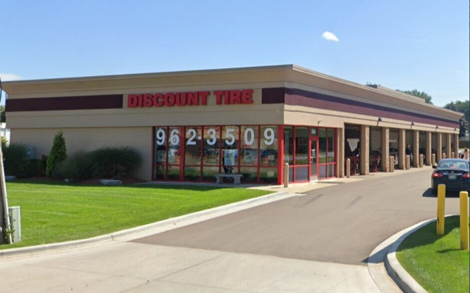 Primary Photo Of 204 E Columbia Ave, Battle Creek General Retail For Sale